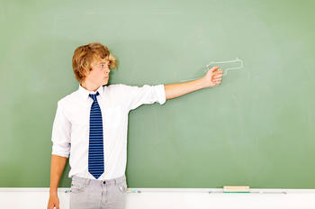 Zur Waffe greifen: Die Studie untersuchte Risikofaktoren für Amokläufe an Schulen.