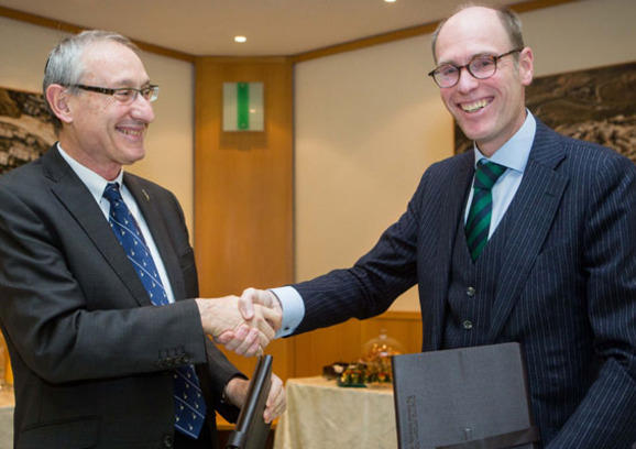 Prof. Dr. Menahem Ben-Sasson, Präsident der Hebrew University of Jerusalem, und Prof. Dr. Peter-André Alt, Präsident der Freien Universität Berlin, unterzeichneten eine Vereinbarung über ein gemeinsames Promotionsprogramm.