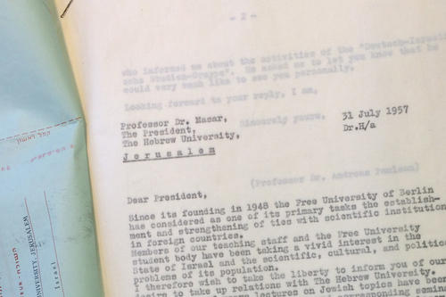 Studierende und die Hochschulleitung schlug der Hebrew University 1957 eine Kooperation vor.