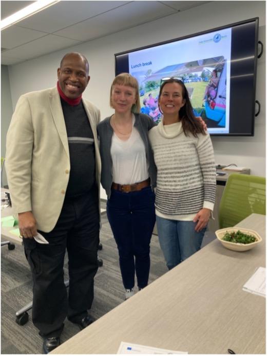 Maike Pöhler (mittig), zusammen mit Frank Worrell (links) und Kate Perry (rechts), beim Besuch an der UC Berkeley im Sommer 2022. Bildlizenz: Maike Pöhler.