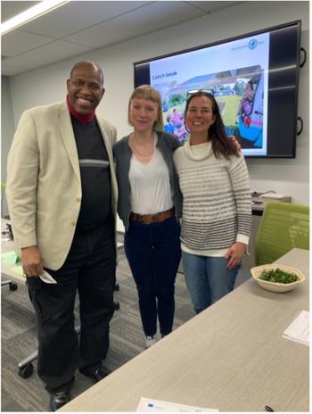 Maike Pöhler (mittig), zusammen mit Frank Worrell (links) und Kate Perry (rechts), beim Besuch an der UC Berkeley im Sommer 2022.