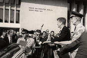 Begeistert wird John F. Kennedy von den Zuschauern in Dahlem emfangen.