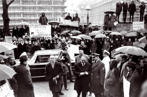 Proteste gegen Bürgermeister Albertz bei der Einweihung der heutigen Institutsräume im Januar 1967. Grund waren Kürzungen des studentischen Haushalts.