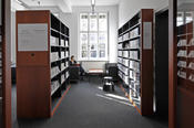 2008 wird die Bibliothek vollständig umgebaut wiedereröffnet. Es stehen nun moderne Bibliotheksräume zur Arbeit in der größten Forschungsbibliothek zu Nordamerika in Europa bereit.