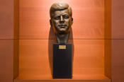 1964 schenkt der amerikanische Ökonom und Bildhauer Leo Cherne der Freien Universität eine Kennedy-Büste. Bürgermeister Willy Brandt nimmt sie entgegen und übergibt sie dem John-F.-Kennedy-Institut. Hier ist sie in der Bibliothek zu sehen.