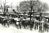 Bei der Eröffnungsfeier 1967 säumen protestierende Studierende die Lansstraße. Sie demonstrieren gegen Kürzungen des studentischen Haushalts durch den Senat. Die Protestkultur prägt das Institut auch in den kommenden Jahren.