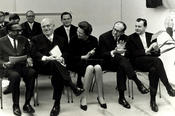Das Gründungsprofessorium (v.l.): Charles H. Nichols, Ernst Fraenkel, Ursula Brumm, Gerald Stourzh und Karl Lenz bei der Einweihung des Gebäudes in der Lansstraße, 1967. Dahinter rechts: Hans Kolligs, der die Institutsbibliothek aufgebaut hat.