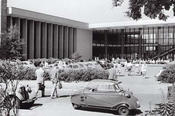 In den 1950er Jahren finden Lehrveranstaltungen zu nordamerikanischen Themen in der Abteilung für Amerikanische Literatur des Englischen Seminars im Henry-Ford-Bau statt. Aufnahme des Gebäudes von der Boltzmannstraße aus, um 1959.
