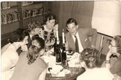 John McCormick, damaliger Professor für amerikanische Literatur, im Kreis von Studierenden.