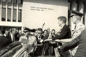 Begeistert wird Kennedy in Dahlem empfangen.