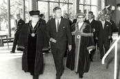 Begleitet von Rektoren der Freien Universität schreitet Kennedy in Richtung Rednerbühne