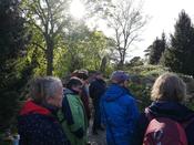 Runder Gartentisch Kleingarten zu Gast im Botanischen Garten am 18. April 2024