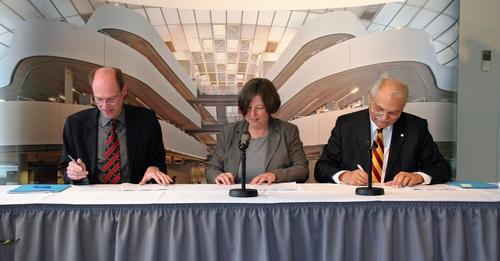 Unterzeichnung der Klimaschutzvereinbarung im Jahr 2011 durch Peter-André Alt, Katrin Lompscher und Peter Lange (v.l.n.r.)