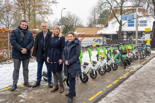 Urban Aykal, Prof. Dr. Günter M. Ziegler, Jenny Zeller und Dr. Claudia Elif Stutz (v.l.n.r.) bei der Eröffnung des Jelbi-Netzes auf dem Campus der Freien Universität Berlin
