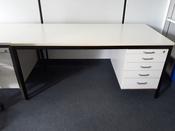 Schreibtisch mit einem Schubladenelement