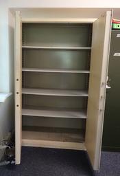 Metallschrank_offen