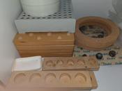 Kork und Plastikständer für Laborröhrchen und Gefäße