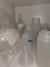 Plastikflachen und Trichter