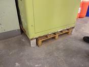 Palette unter dem Tresor