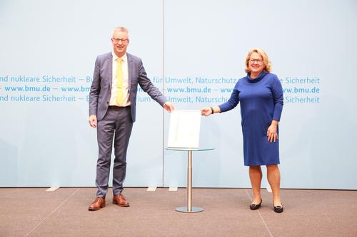Vergabe der Urkunde von Umweltministerin Svenja Schulze an den Präsidenten der FU Berlin
