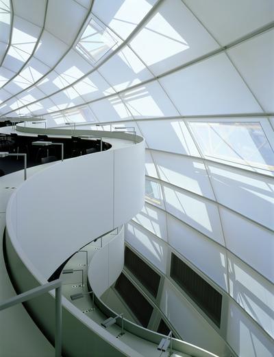 Bild mit seitlichem Blick auf die Empore der neuen Philologischen Bibliothek