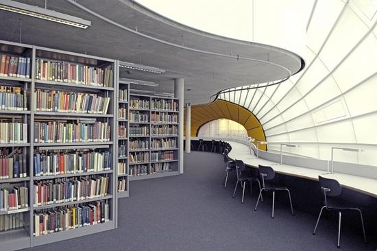 Bild mit Blick auf Regale und Lesetische der neuen Philologischen Bibliothek