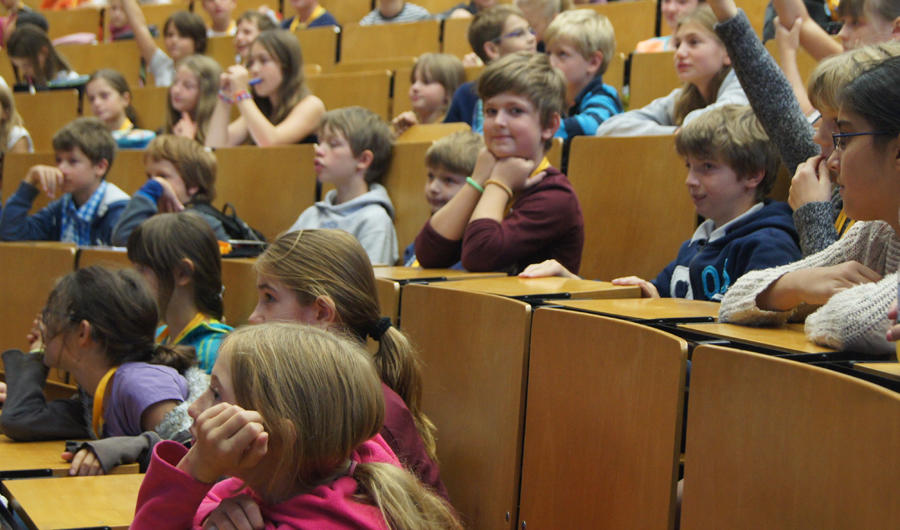 SchülerInnen im Hörsaal