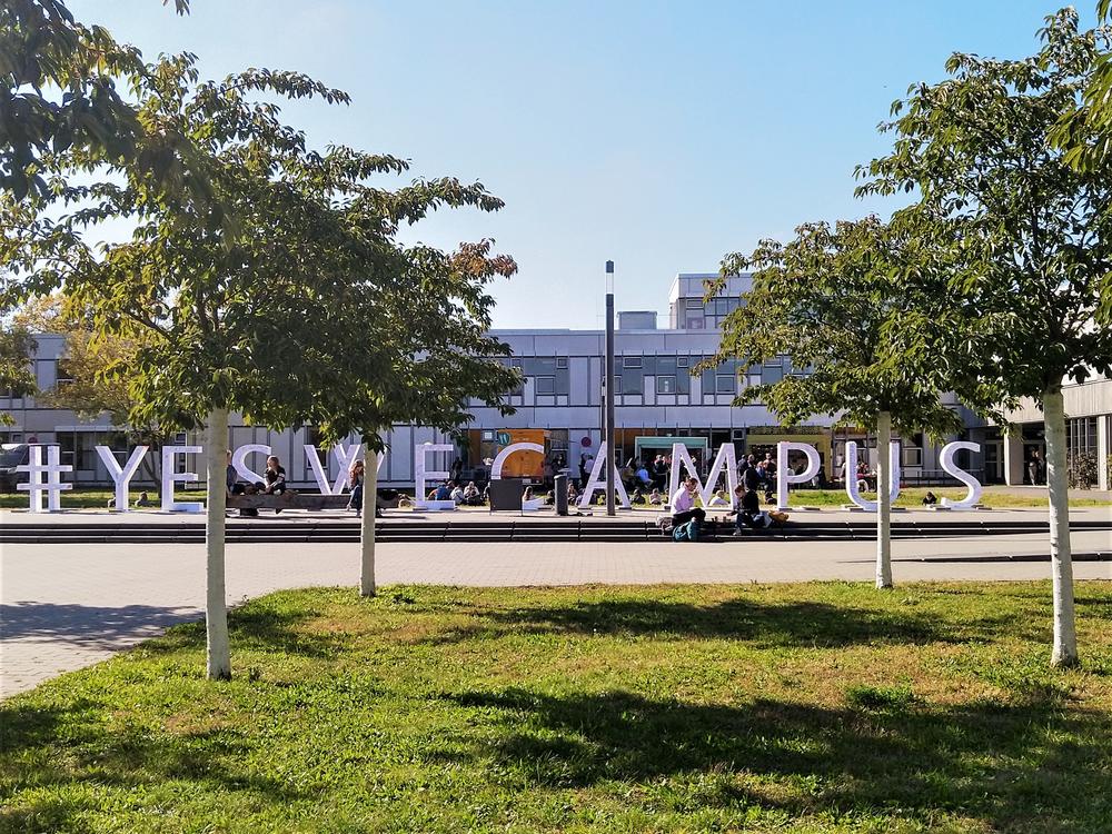 Campus der FU Berlin mit dem Schriftzug #YESWECAMPUS