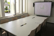 Gruppenarbeitsraum für 8 Personen mit Smartboard
