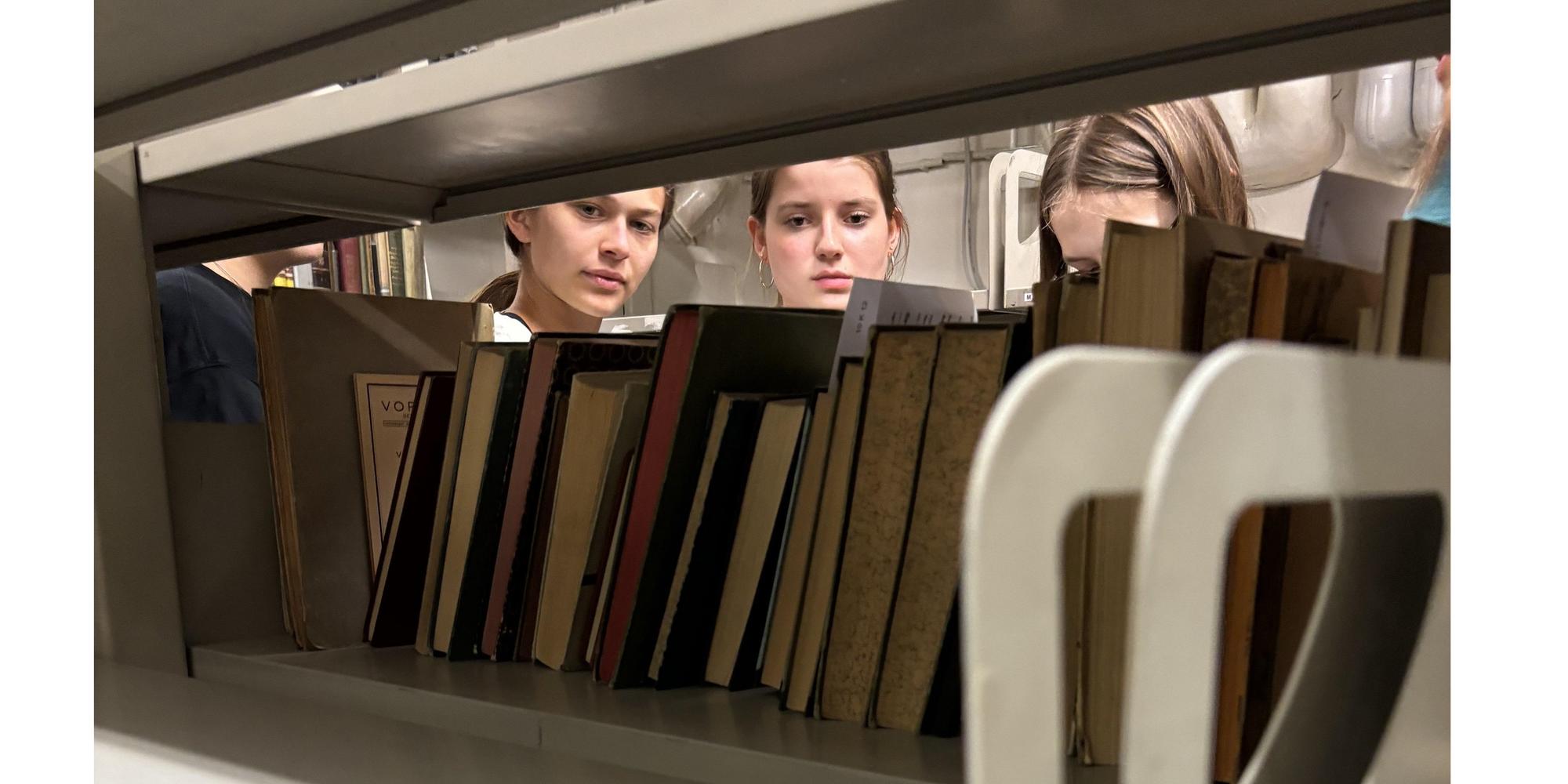 Schülerinnen am Bücherregal