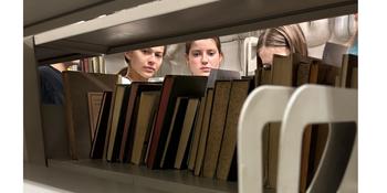Schülerinnen am Bücherregal