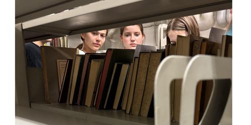 Schülerinnen am Bücherregal