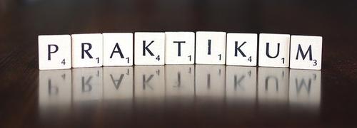 Die Buchstaben des Worts Praktikum