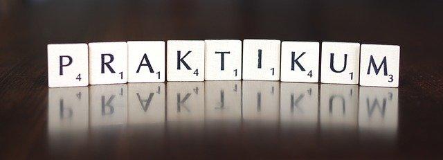 Die Buchstaben des Worts Praktikum