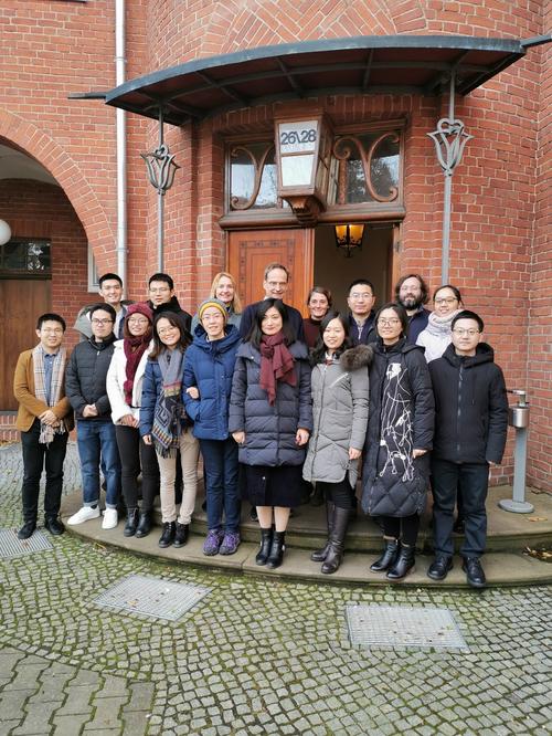 Die Colloquiumsteilnehmerinnen und -teilnehmer mit Frau Prof. Dr. Almut Hille, Dr. Piotr Przbyla, PD Dr. Michael Jaeger und Dr. Cynthia Freudenthal vor dem International House der Freien Universität.