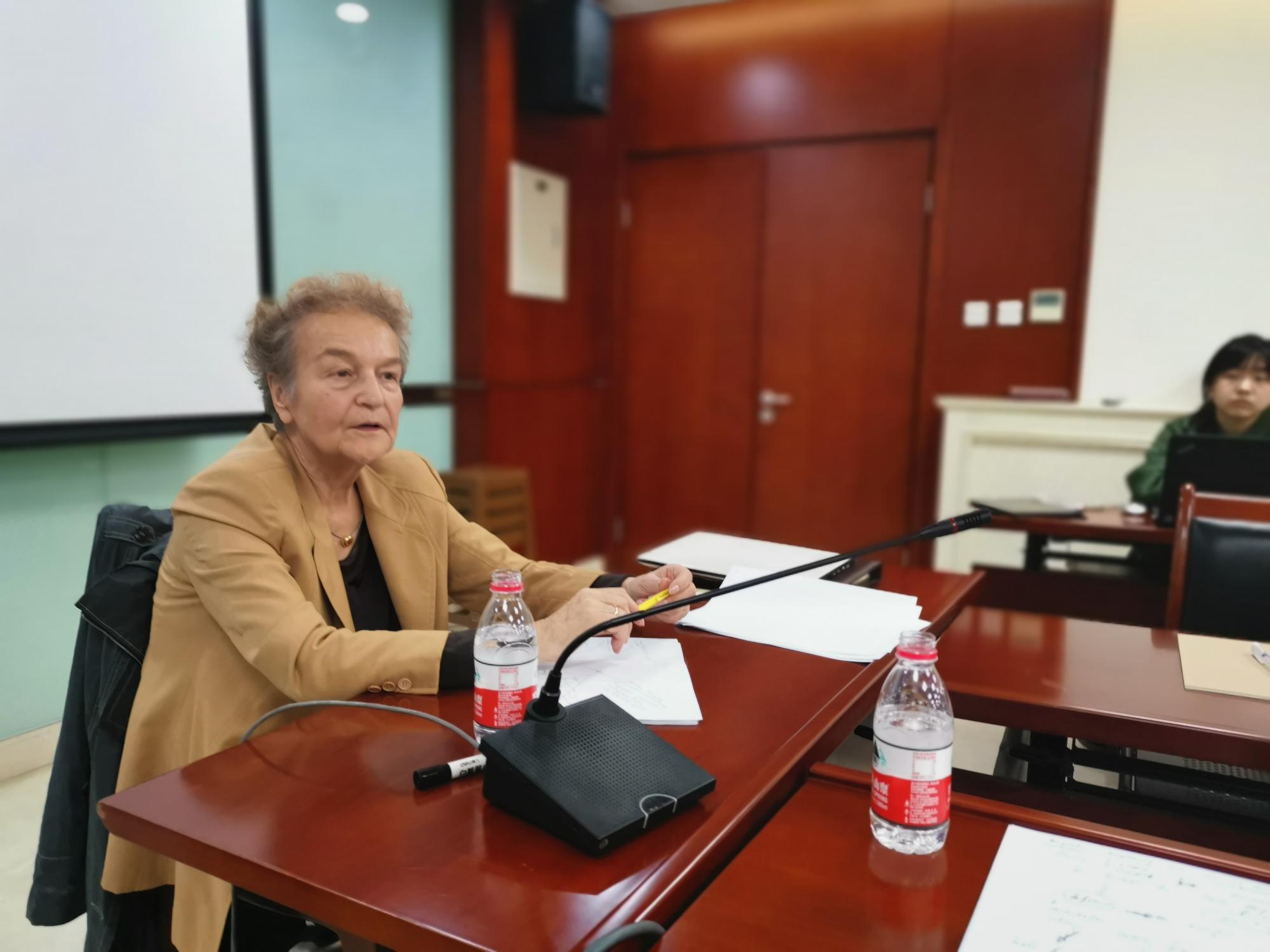 Bundesjustizministerin a. D. Prof. Dr. Herta Däubler-Gmelin beantwortete die Fragen der Studierenden.
