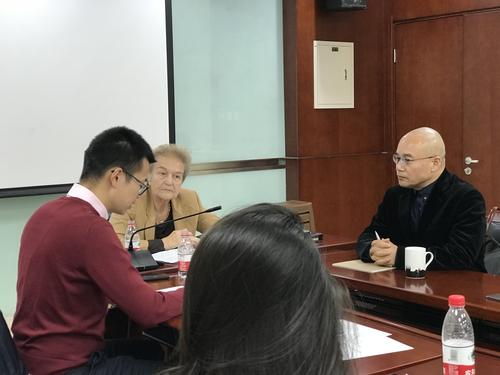 Auch Zentrendirektor Prof. Huang Liaoyu nahm an den Diskussionen teil.