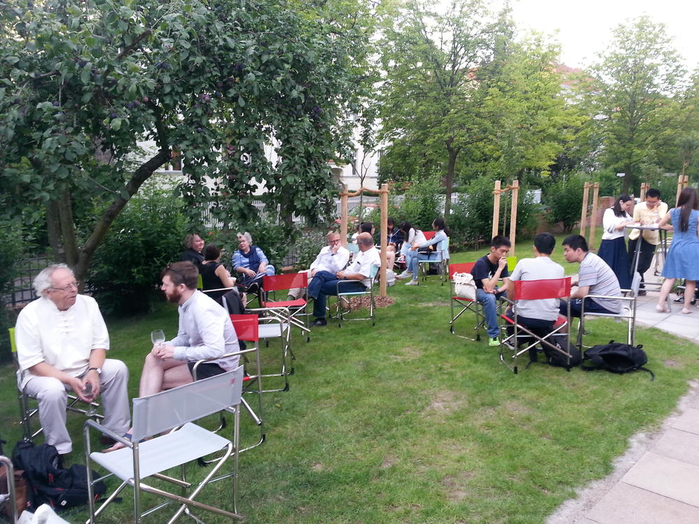 Gemütliches Beisammensein im Garten des Internationalen Hauses der Freien Universität.