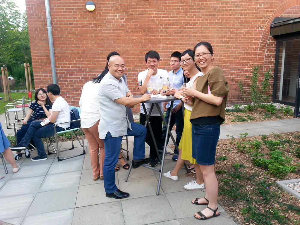 Prof. Dr. Huang Liaoyu und Dr. Liang Jingjing im Gespräch mit Teilnehmerinnen und Teilnehmern an der Sommerschule.