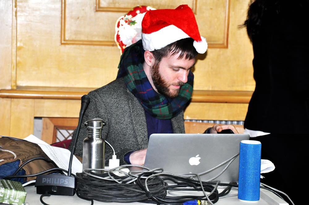 Der ZDS-Praktikant Simon Hodgson weihnachtlich aktiv