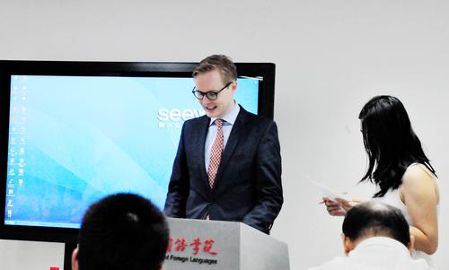 Matthias Kaufmann, Leiter des Deutschlandzentrums an der Deutschen Botschaft in Peking, während seines Grußworts, in dem er die Bedeutung des durch das ZDS ermöglichten wissenschaftlichen Austauschs hervorhob.