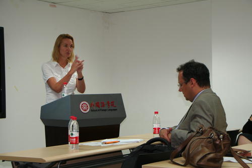 Prof. Dr. Almut Hille (Germanistik, Freie Universität Berlin) referiert über die Flucht als Konstituens globaler Identitäten in der deutschsprachigen Gegenwartsliteratur.