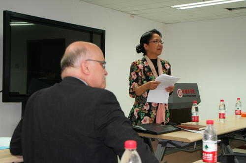 Prof. Dr. Lian Yuru (Politikwissenschaft, Peking Universität) während ihres Vortrags über Deutschland und die EU in der Flüchtlingskrise.