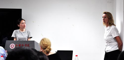 Li Mujin, Doktorandin am Institut für Philosophie der Peking Universität, referiert über Rousseau und die Flüchtlingskrise.