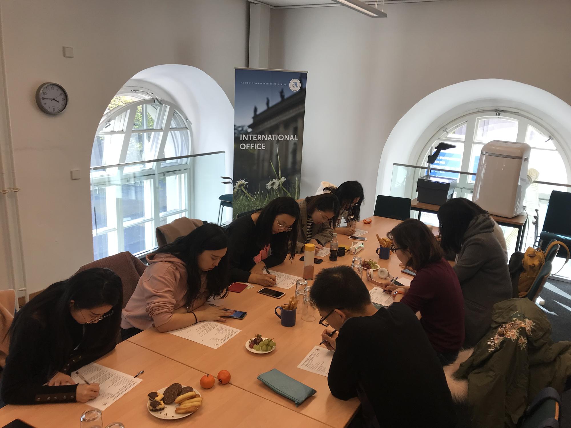 An der Humboldt-Universität wurde die offizielle Begrüßung auch gleich für die Immatrikulations-Formalitäten genutzt.