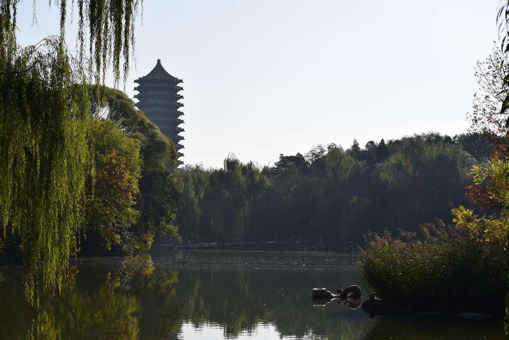 Auf dem PKU-Campus: Namenloser See und Pagode.