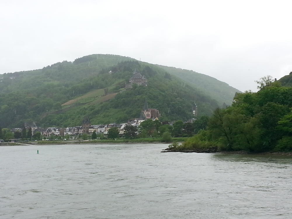 Ein letzter Blick vom Schiff zurück auf den Ort.