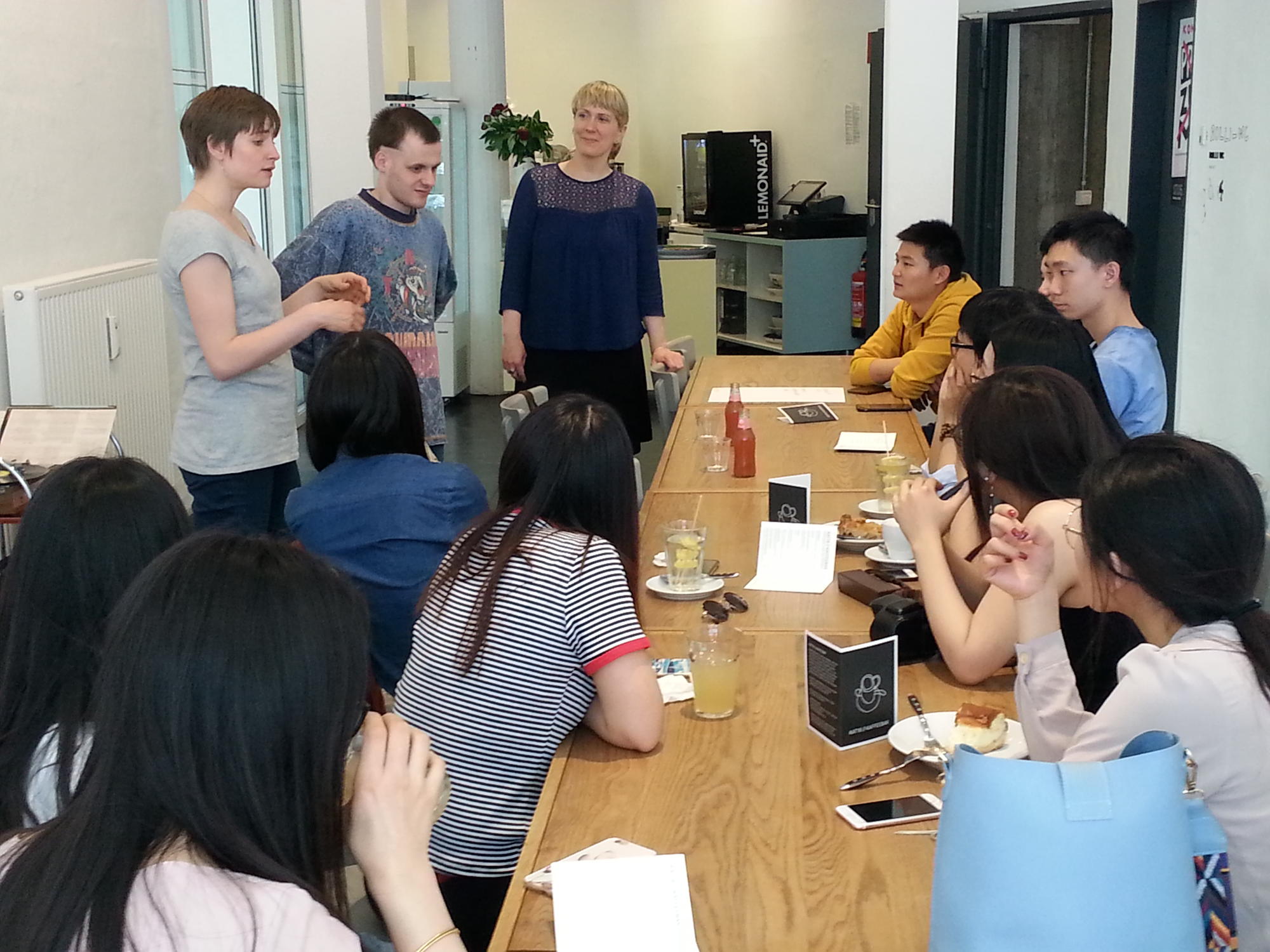 Hannah Nansen und der Künstler Daniel Scislowski führen in die Arbeit des Kunsthauses KAT18 in Köln ein.