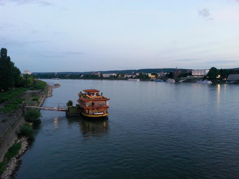 Das "China-Schiff" auf dem Rhein.