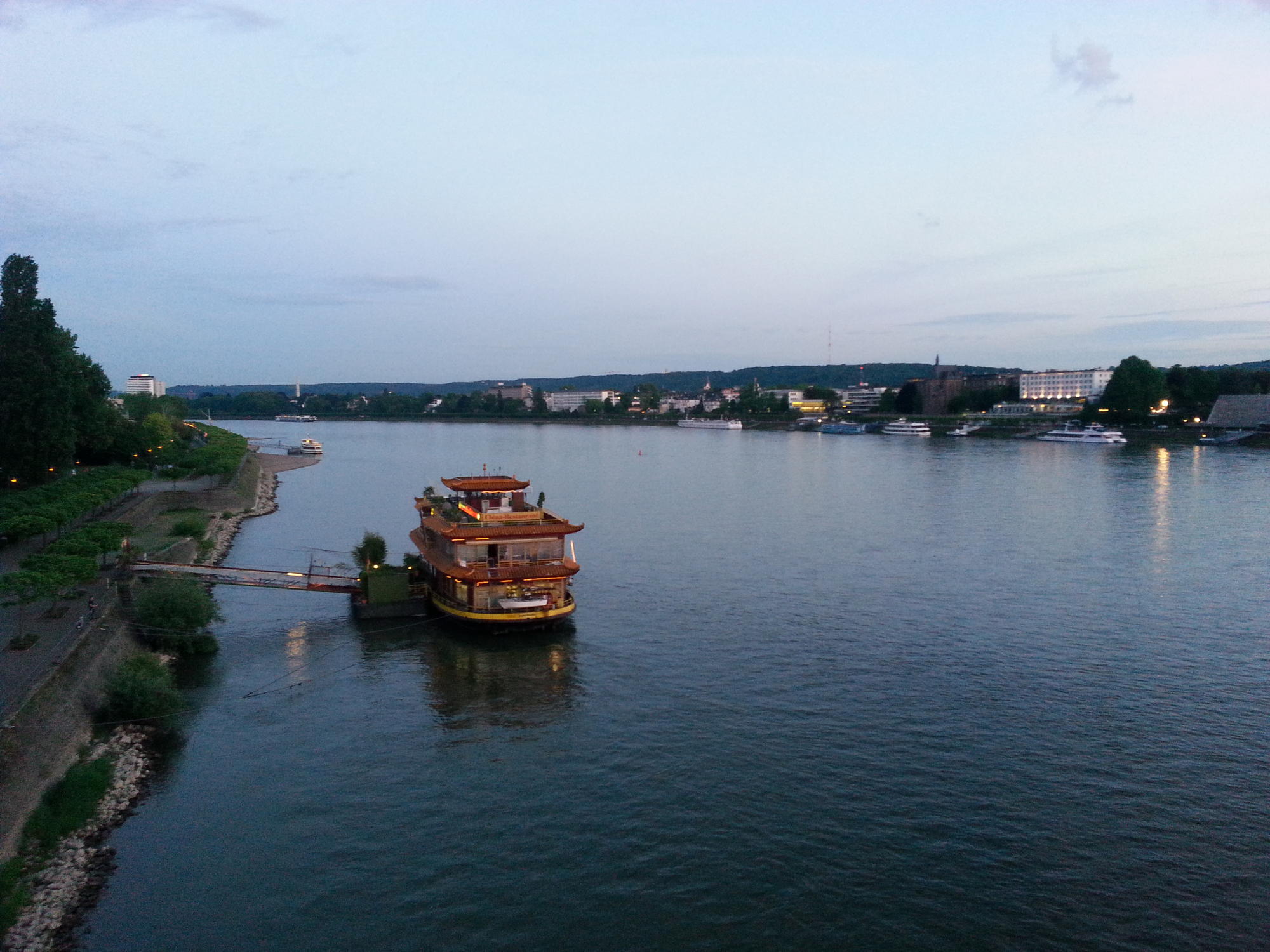 Das "China-Schiff" auf dem Rhein.